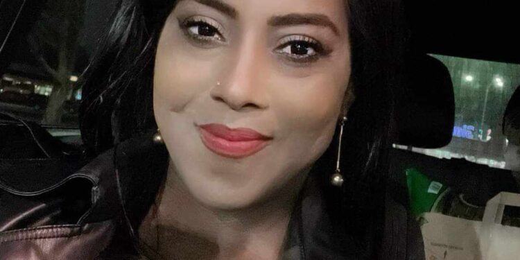 رجلٌ يستطيع الوصول لسُرتي …