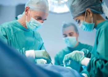 عاد إلى تنفسه الطبيعي بعد إزالة 150 حشرة من أنفه