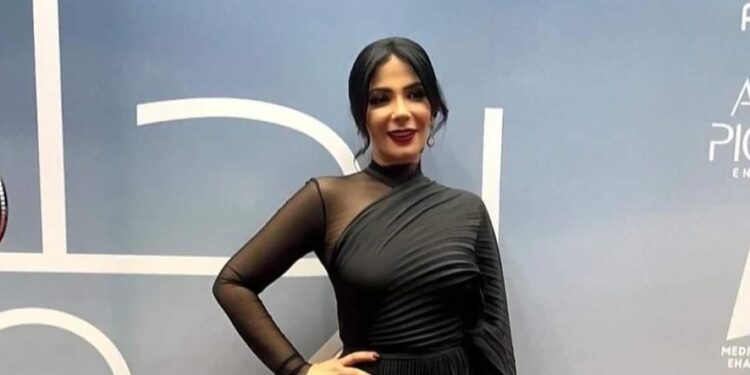 حفاوة استقبال وسيلفي الجمهور: لقطات خاصة من عرض فيلم منى زكي