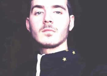 هذا عاشقٌ غافلَ حبيبَتهِ …