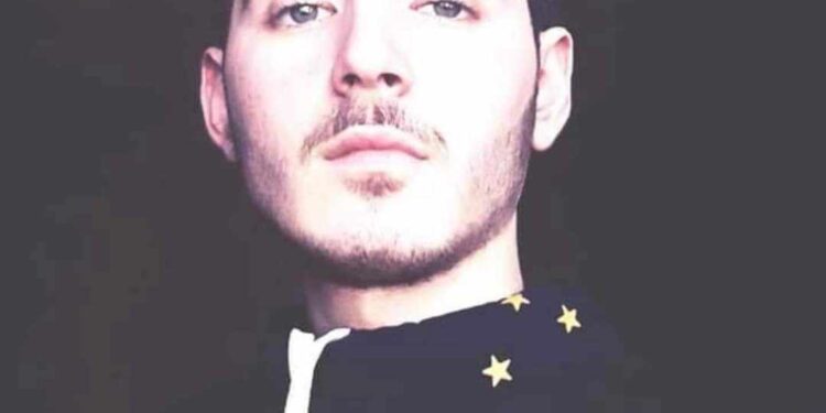 هذا عاشقٌ غافلَ حبيبَتهِ …