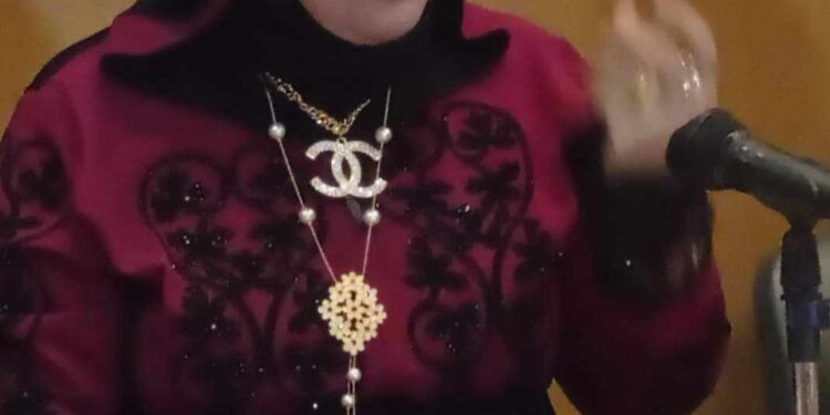 على قيد الحياة