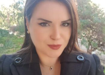 عطرُهُ يسكنُني