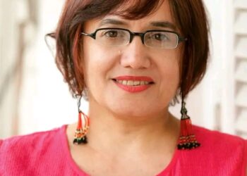 يمر القطار في تلافيف رأسي