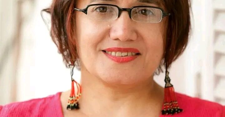 يمر القطار في تلافيف رأسي