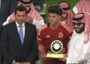 بعد فوزه علي الزمالك…. وزير الشباب والرياضة يُسلم كأس مصر للنادي الأهلي