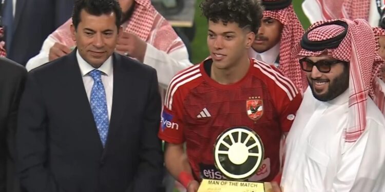 بعد فوزه علي الزمالك…. وزير الشباب والرياضة يُسلم كأس مصر للنادي الأهلي
