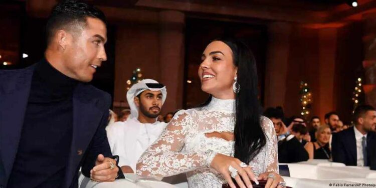 رونالدو “يعيد الشحن” مع جورجينا في شواطئ السعودية