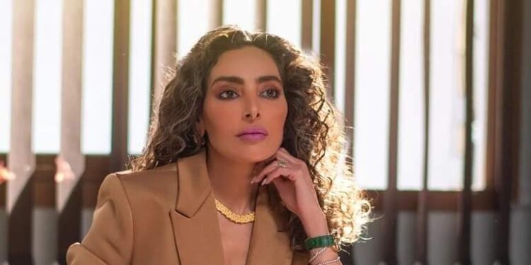 فاطمة الصفي تظهر بآثار حروق على وجهها ويدها وتكشف السبب …