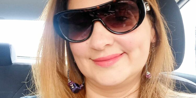 سيأتيك الدّهر معتذرا