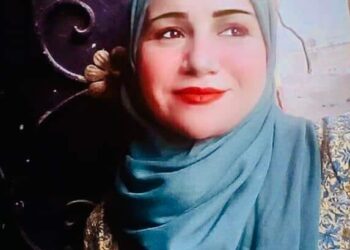 قط أليف تنكر لمخالبه