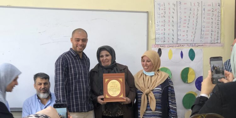 معلمى ومعلمات مدرسة الفعكات يكرمون مديرة المدرسة 