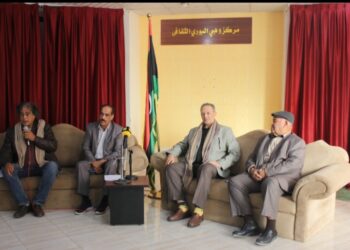 حلقة نقاش بمركز وهبي البوري الثقافي ” هويتنا تجمعنا”   ريم العبدلي -ليبيا   يستأنف مركز البوري الثقافي نشاطاته بحلقة نقاش تحت شعار ” هويتنا تجمعنا ” بحضور العديد من الأدباء والكتاب والإعلاميين والمهتمين بالشأن الثقافي ، هذا وقدم حلقة النقاش الشاعر احمد العبيدي  ، و تم من خلالها مناقشة العديد من محاور   هذا وقال السيد خالد العمامي مدير المركز :- انطلاقاً  من دورة الريادى من أجل خلق جيل واعي وبعد إجازة شهر رمضان المبارك بدء المركز استئناف نشاطه بحلقة نقاش بعنوان ” هويتنا تجمعنا” تأكيدا على أن هويتنا تجمعنا بكامل مكوناتها مركباتها فى ظل الظروف الراهنة  واضاف العمامي :- ها نحن اليوم دعينا كل نخبة  مدينة بنغازي من أدباء وشعراء وكتاب والمهتمين بالجانب الثقافي من خلال عدة محاور نؤكد على أن هويتنا هي التي تجمعنا