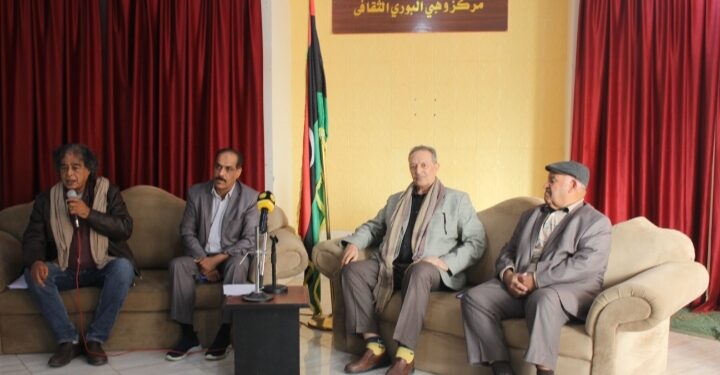 حلقة نقاش بمركز وهبي البوري الثقافي ” هويتنا تجمعنا” ريم العبدلي -ليبيا يستأنف مركز البوري الثقافي نشاطاته بحلقة نقاش تحت شعار ” هويتنا تجمعنا ” بحضور العديد من الأدباء والكتاب والإعلاميين والمهتمين بالشأن الثقافي ، هذا وقدم حلقة النقاش الشاعر احمد العبيدي ، و تم من خلالها مناقشة العديد من محاور هذا وقال السيد خالد العمامي مدير المركز :- انطلاقاً من دورة الريادى من أجل خلق جيل واعي وبعد إجازة شهر رمضان المبارك بدء المركز استئناف نشاطه بحلقة نقاش بعنوان ” هويتنا تجمعنا” تأكيدا على أن هويتنا تجمعنا بكامل مكوناتها مركباتها فى ظل الظروف الراهنة واضاف العمامي :- ها نحن اليوم دعينا كل نخبة مدينة بنغازي من أدباء وشعراء وكتاب والمهتمين بالجانب الثقافي من خلال عدة محاور نؤكد على أن هويتنا هي التي تجمعنا