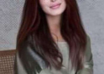 انظر في عينيّ حين تكلمني