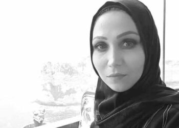 يفتح الشاعر باب قصيدته …