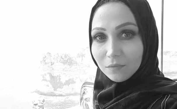 يفتح الشاعر باب قصيدته …