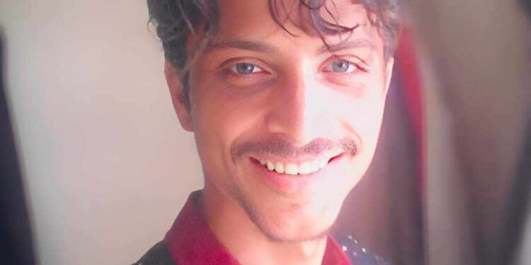 بِحَلْقِ الحَرفِ دَمـعُـكِ قَدْ أَقَامَا