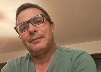 الإبتسامة الصفراء