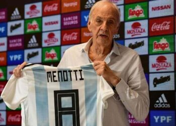 وفاة مينوتي مدرب الأرجنتين