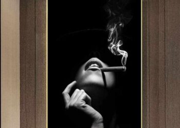 القصيدا شاعر ترك سيجارته في منفضة الصالون ونام