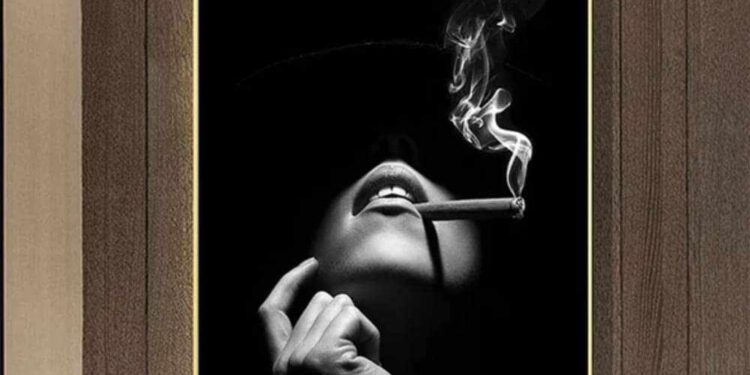 القصيدا شاعر ترك سيجارته في منفضة الصالون ونام