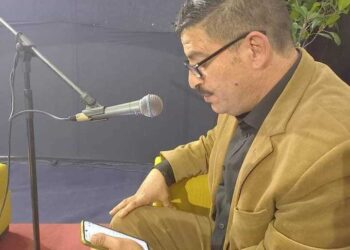 القبرُ ضيّقٌ ضيّقٌ وأنا عظيم