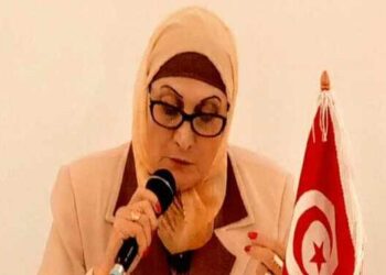 ليت من اهوى يجن …