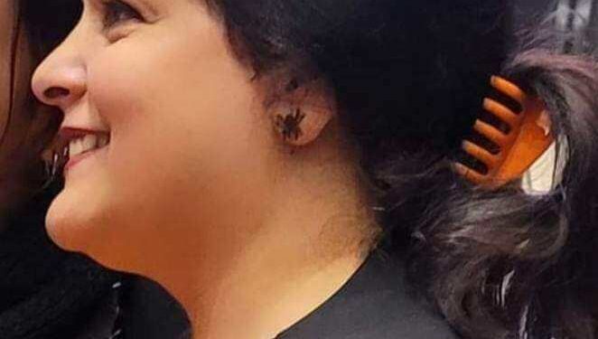 عنقٌ في عهدة قلادة …