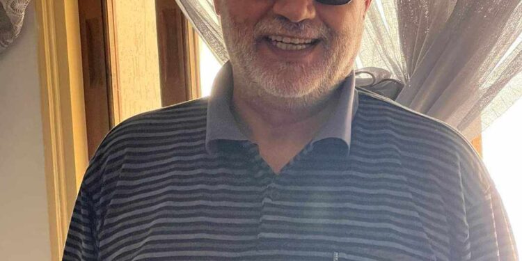 سَلَّمَتْنِي أَوْرَاقَهَا وَمَضَتْ