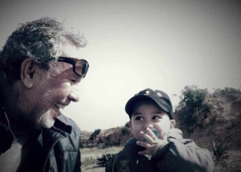 درويشٌ يرى في الحنين احتمالاته …