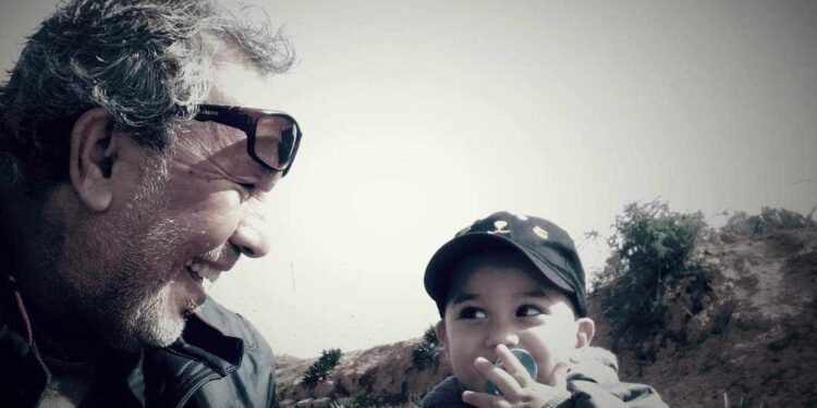 درويشٌ يرى في الحنين احتمالاته …