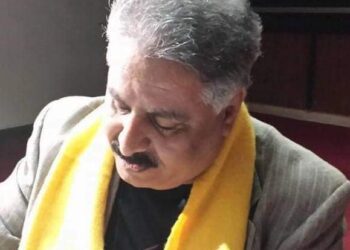 قهــــــــوةُ عطرٍ ضجيجُ مقهى خــــال