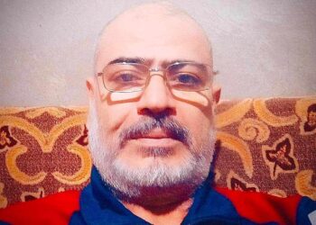 على_شَاطِئِ_الأيَّامِ_أرفَعُ_كَفِّي