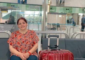 عارية … ينهبُ بي نصل الكلام