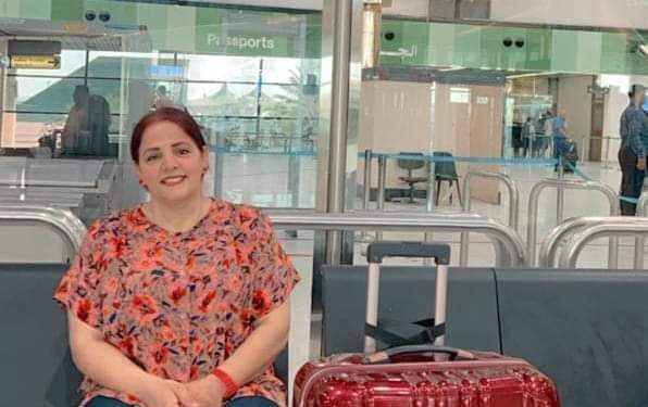 عارية … ينهبُ بي نصل الكلام