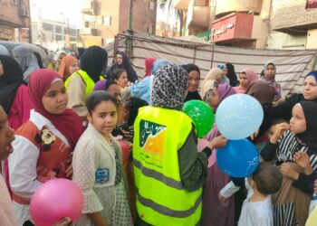 مؤسسة خير للناس توزع البالونات والحلوى بعد صلاة عيد الأضحى على الأطفال في الأقصر