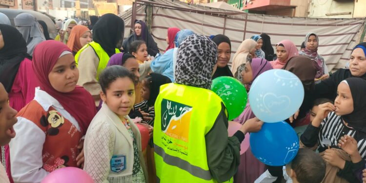 مؤسسة خير للناس توزع البالونات والحلوى بعد صلاة عيد الأضحى على الأطفال في الأقصر