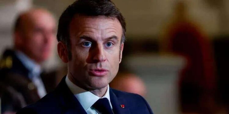 سياسي فرنسي: ماكرون يقود بلادنا إلى حرب انتحارية مع روسيا