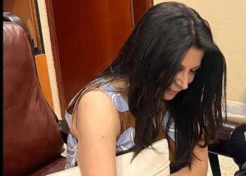 بعضهم يعرض صورته