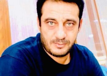 تَسَاؤُلَاتٌ عَبْرَ الْمَنْفَى