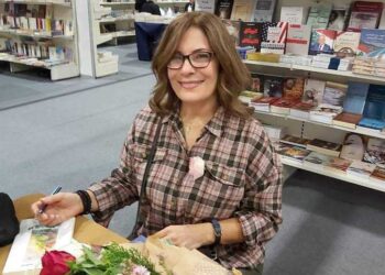 أنا غربةٌ متنقِّلةٌ …