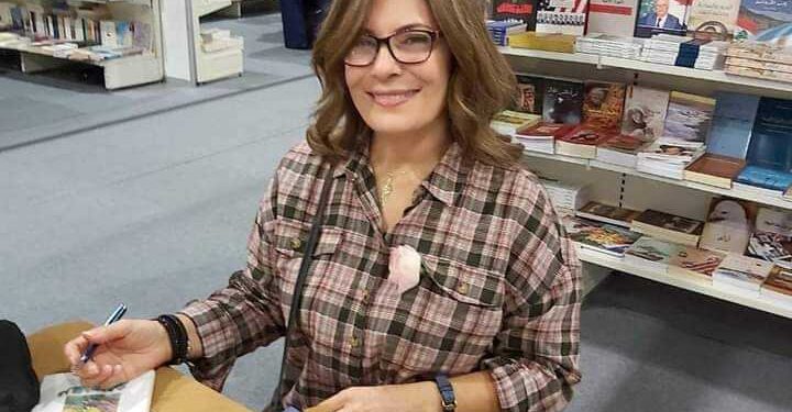 أنا غربةٌ متنقِّلةٌ …