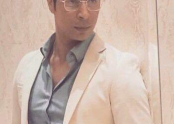 يمر من فوقي ضوء يابس …