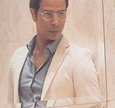 يمر من فوقي ضوء يابس …