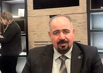 أمضغُ الوقت على مهلٍ …