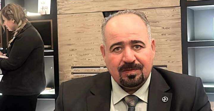 أمضغُ الوقت على مهلٍ …