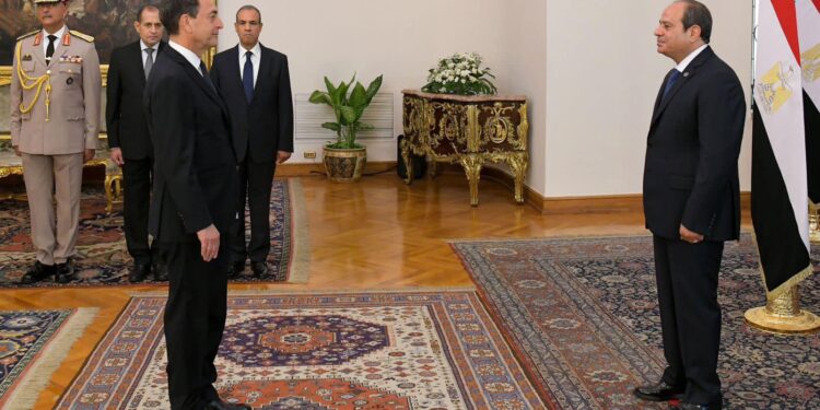 إعتماد 12 سفيراً جديداً بمصر