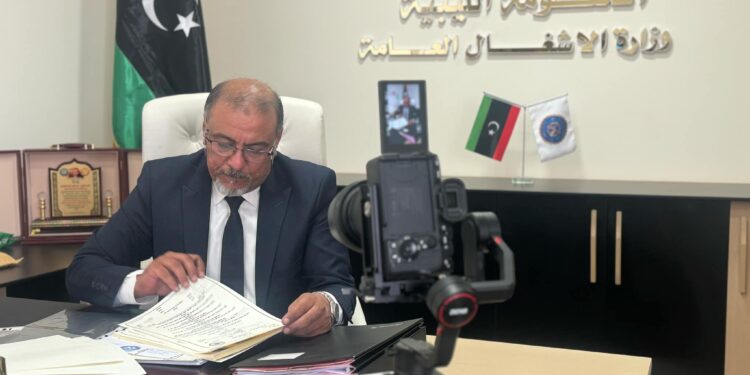 وزير الأشغال العامة بالحكومة الليبية يصدر تعليماته بإنشاء مركز لضبط ومراقبة جودة المواد المستخدمة