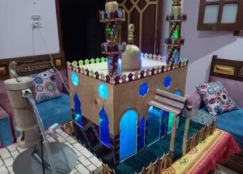 نابغة الصعيد ينحت الأخشاب ويرسم عليها بالنار